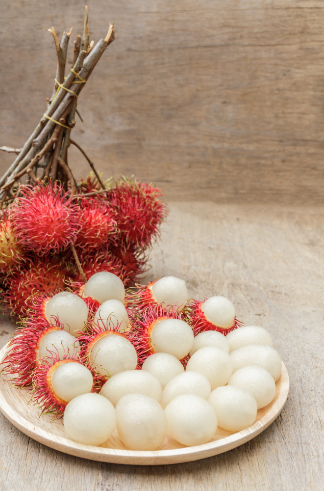closeup-picture-of-bunch-of-rambutan-and-some-pealed-fruit